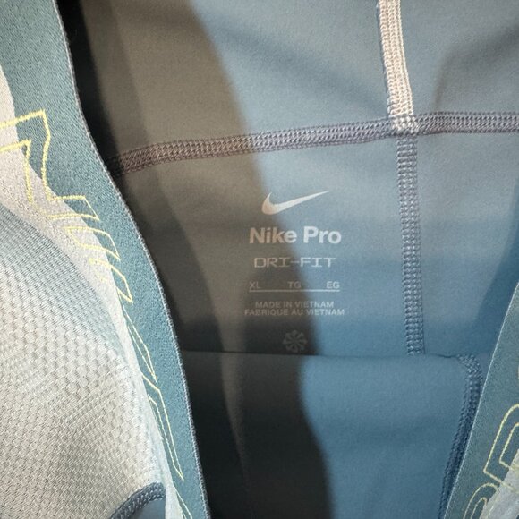 Nike Pro Women's High-Waisted 3" Training Shorts with Pockets - Picture 2 of 3